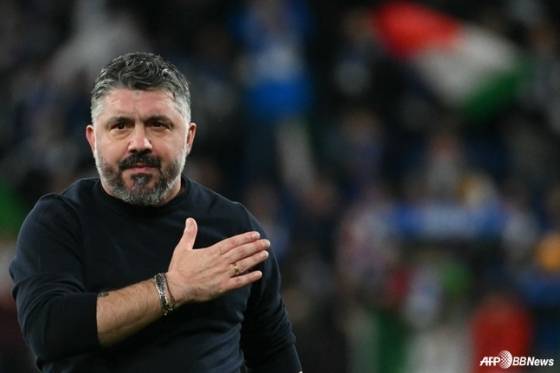 젠나로 가투소 이탈리아 국가대표팀 감독이 가슴에 손을 얹고 있다. /AFPBBNews=뉴스1