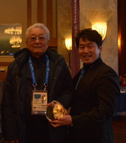 2018년 평창 동계올림픽 현장에서 만났을 때의 장웅 전 북한 국제올림픽위원회(IOC) 위원(왼쪽)과 정희돈 기자.