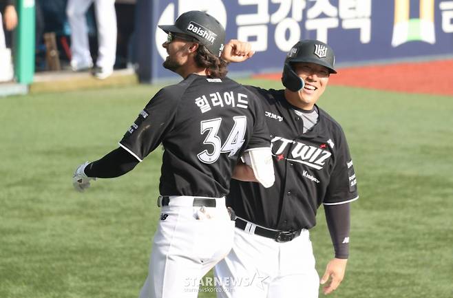 KT 샘 힐리어드(왼쪽)와 김현수. /사진=김진경 대기자