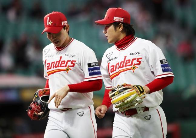 SSG 박성한(왼쪽). /사진=SSG 랜더스 제공
