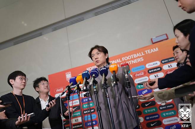 2일 귀국길에 오른 홍명보 축구대표팀 감독. /사진=대한축구협회 제공