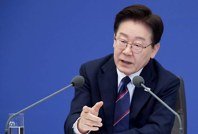 이재명 대통령이 3월 31일 청와대에서 열린 국무회의에서 원유 90만 배럴 북한 유입설 등 가짜뉴스와 관련해 신속한 수사를 지시했다. [사진 | 뉴시스]