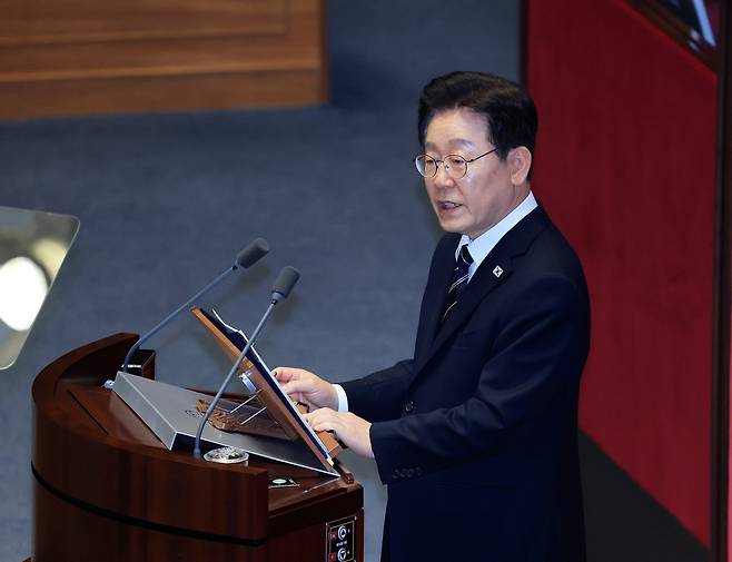 이재명 대통령이 2일 국회 본회의장에서 2026년도 제1차 추가경정예산안 시정연설을 하고 있다. [사진 | 뉴시스]