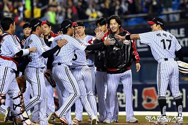 1일 오후 서울 잠실야구장에서 열린 '2026 신한 SOL Bank KBO리그' KIA 타이거즈와 LG 트윈스의 경기, LG가 KIA를 상대로 7:2 승리를 거두며 연패를 끊었다. 이날 경기를 승리로 마친 LG 선수들이 기뻐하고 있다. 잠실, 고아라 기자