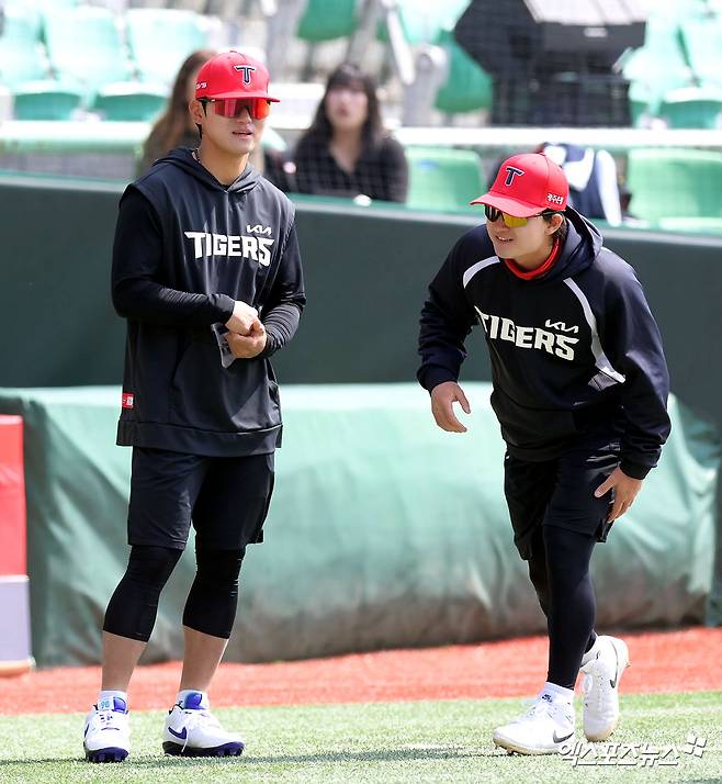 지난달 28일 오후 인천SSG랜더스필드에서 열리는 '2026 신한 SOL Bank KBO리그' KIA 타이거즈와 SSG 랜더스의 경기, KIA 김도영 윤도현이 훈련을 준비하고 있다. 엑스포츠뉴스 DB