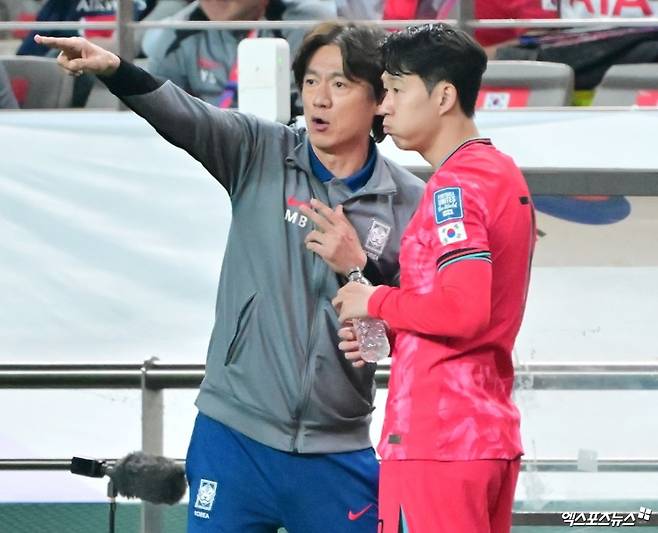 대한민국 축구 국가대표팀을 이끄는 홍명보 감독 2일 유럽 A매치 원정 2연전을 마치고 인천국제공항을 통해 귀국했다. 홍명보호는 코트디부아르(0-4)와 오스트리아(0-1)와의 A매치 2연전에서 한 골도 넣지 못하고 모두 패했다. 대표팀 주장 손흥민(LAFC)도 두 경기 모두 출전했지만 골을 터트리지 못했다. 일각에선 올해로 34세가 된 손흥민에게 에이징 커브가 찾아온 것 같다고 주장했는데 홍 감독은 손흥민을 대표팀의 중심이라고 강조하면서 변함없는 믿음을 드러냈다. 엑스포츠뉴스DB