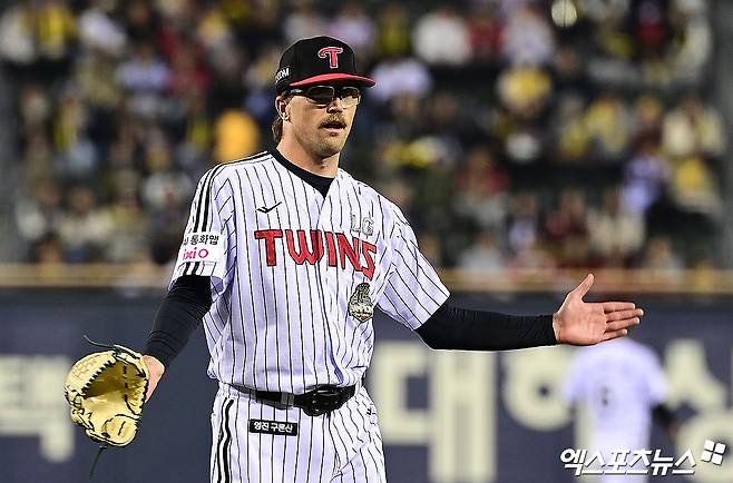 2일 오후 서울 송파구 잠실야구장에서 열린 '2026 신한 SOL Bank KBO리그' KIA 타이거즈와 LG 트윈스의 경기, 3회초 LG 선발투수 웰스가 이닝을 종료시킨 뒤 더그아웃으로 향하고 있다. 잠실, 박지영 기자