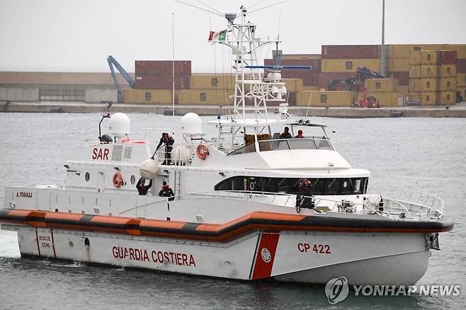 람페두사섬 인근에서 이주민을 구조한 이탈리아 해안경비대 [AP 연합뉴스 자료사진. 재배포 및 DB 금지]