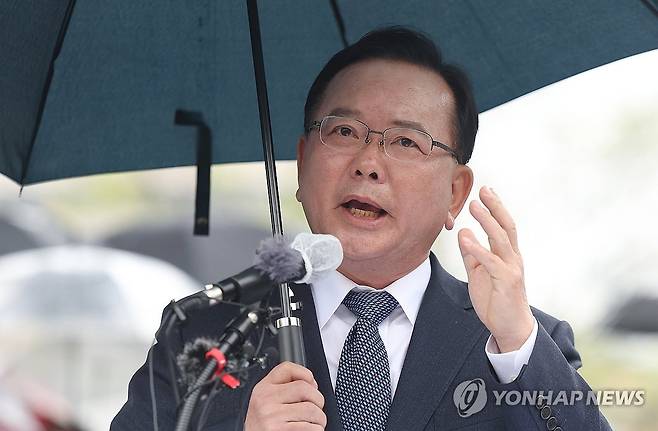 김부겸, 2·28공원에서 대구시장 출마 선언 (대구=연합뉴스) 김현태 기자 = 더불어민주당 소속 김부겸 전 국무총리가 30일 오후 대구 중구 동성로 2·28기념중앙공원에서 대구시장 선거 출마를 밝히고 있다. 2026.3.30 mtkht@yna.co.kr