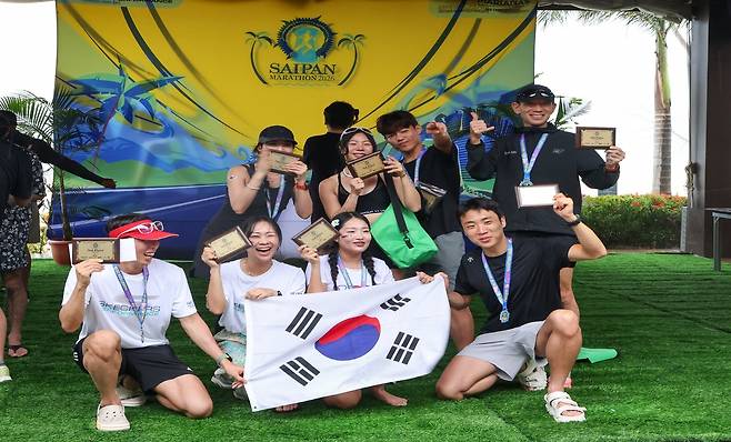 태극기 펼쳐 보이는 입상자들 [사진/임헌정 기자]