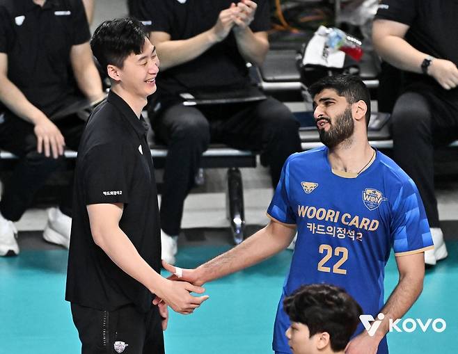 박철우 우리카드 감독대행과 하이파이브 하는 알리(오른쪽)  [한국배구연맹 제공. 재판매 및 DB 금지]