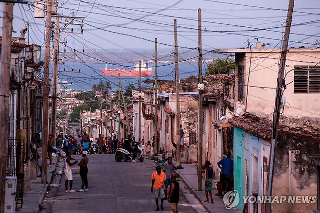 거리를 걷는 사람들 [AFP=연합뉴스]