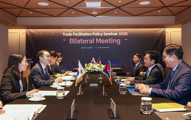 캄보디아와 약정 체결하는 이명구 관세청장 (세종=연합뉴스) 이명구 관세청장(왼쪽 두번째)이 1일 서울에서 쿤념 캄보디아 관세소비세총국장(오른쪽 두번째)과 합동단속 작전 협력 약정을 체결하고 있다. [관세청 제공. DB 및 재판매 금지]