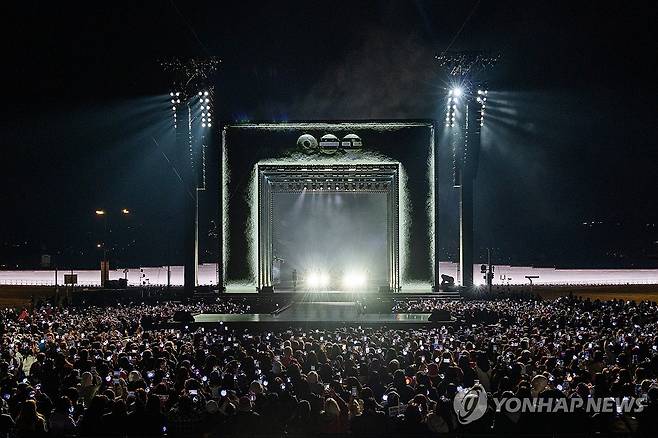 세계를 뒤흔든 방탄소년단(BTS) 광화문광장 공연 (서울=연합뉴스) 그룹 방탄소년단(BTS)이 21일 서울 광화문 광장에서 정규 5집 '아리랑'(ARIRANG) 발매를 기념해 무료 공연 'BTS 컴백 라이브: 아리랑'(BTS THE COMEBACK LIVE｜ARIRANG)을 열고 있다. 2026.3.21 [빅히트 뮤직/넷플릭스 제공. 재판매 및 DB 금지] photo@yna.co.kr