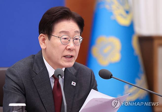 비상경제점검회의, 발언하는 이재명 대통령 (서울=연합뉴스) 한상균 기자 = 이재명 대통령이 1일 청와대에서 열린 비상경제점검회의에서 발언하고 있다. 2026.4.1 xyz@yna.co.kr