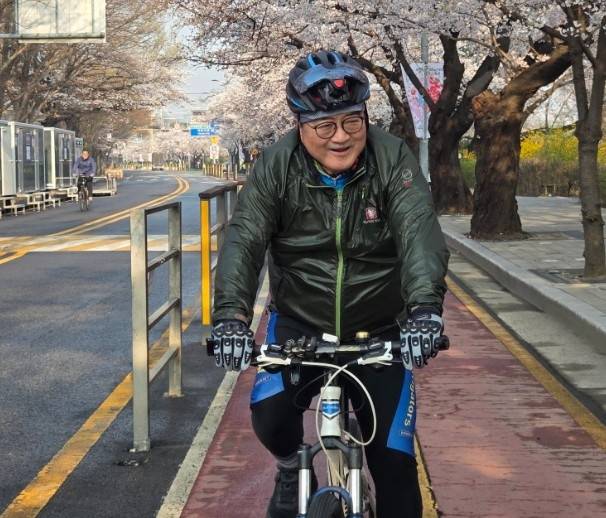 자전거 타고 출근하는 우 의장 [우 의장 페이스북 캡처. 재판매 및 DB 금지]