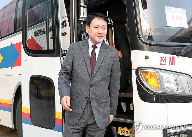 버스타고 출근하는 장동혁 대표 (서울=연합뉴스) 배재만 기자 = 국민의힘 장동혁 대표가 중동 사태에 따른 에너지 절약 조치로 공공부문 승용차 5부제가 강화된 가운데 26일 국회 통근버스를 타고 출근하고 있다. 2026.3.26 [공동취재] scoop@yna.co.kr