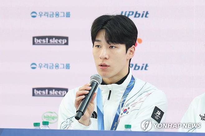 인터뷰하는 황대헌 (밀라노=연합뉴스) 서대연 기자 = 21일(현지시간) 이탈리아 밀라노 코리아하우스에서 열린 쇼트트랙 대표팀 기자회견에서 황대헌이 인터뷰하고 있다. 2026.2.21 dwise@yna.co.kr