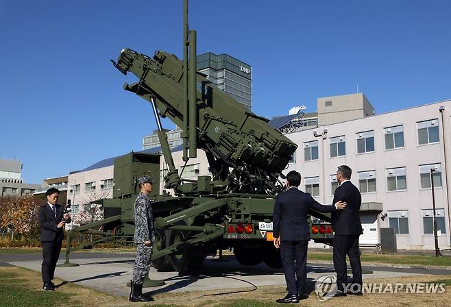 일본 도쿄에서 패트리엇 요격미사일 시찰하는 일본과 호주 국방장관 [EPA=연합뉴스 자료사진]