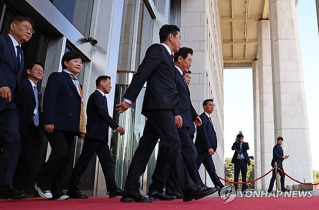 국회 시정연설 마친 이재명 대통령 (서울=연합뉴스) 김도훈 기자 = 이재명 대통령이 2일 추가경정예산안 시정연설을 마친 뒤 국회 본관을 나서고 있다. 2026.4.2 superdoo82@yna.co.kr