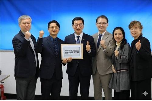 기념 촬영하는 신정훈 후보(왼쪽 세 번째)와 전남광주약사회 회장단 [신정훈 후보 제공. 재판매 및 DB 금지]