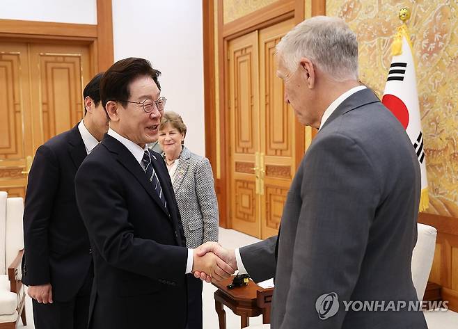 악수하는 이재명 대통령과 톰 틸리스 의원 (서울=연합뉴스) 한상균 기자 = 이재명 대통령이 2일 청와대에서 미국 상원의원단 접견에 앞서 톰 틸리스 의원과 악수하고 있다. 2026.4.2 xyz@yna.co.kr