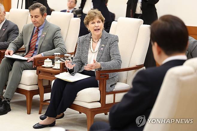 대표 발언하는 진 섀힌 의원 (서울=연합뉴스) 한상균 기자 = 미국 상원의원단 진 섀힌 의원이 2일 청와대에서 이재명 대통령에게 의원단을 대표해 발언하고 있다. 2026.4.2 xyz@yna.co.kr