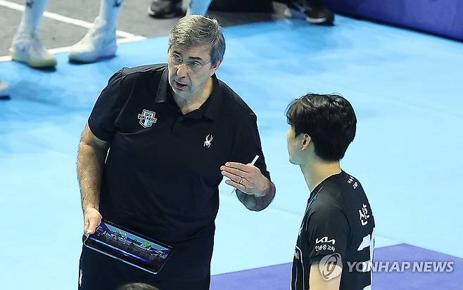 작전 지시하는 현대캐피탈 블랑 감독 (인천=연합뉴스) 임순석 기자 = 2일 인천 계양체육관에서 열린 프로배구 2025-2026 V리그 남자부 챔피언결정전 대한항공과 현대캐피탈 1차전 경기. 현대캐피탈 필립 블랑 감독이 작전을 지시하고 있다. 2026.4.2 soonseok02@yna.co.kr