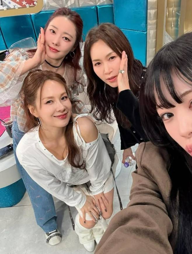 가수 채연이 MBC 예능 '라디오스타'에 출연해 조갑경, 고우리, 프로미스나인 이채영과 포즈를 취하고 있다. / 사진=채연 SNS