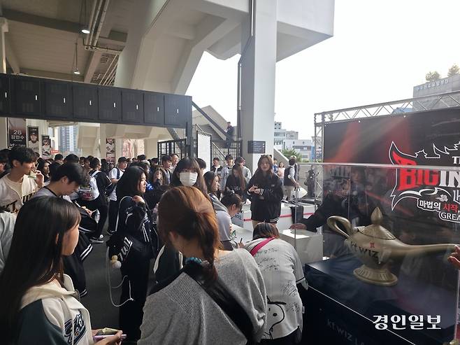 3일 수원케이티위즈파크를 찾은 팬들이 kt wiz 홈 개막전을 맞아 응원 메시지를 쓰고 있다. /이영선기자 zero@kyeongin.com