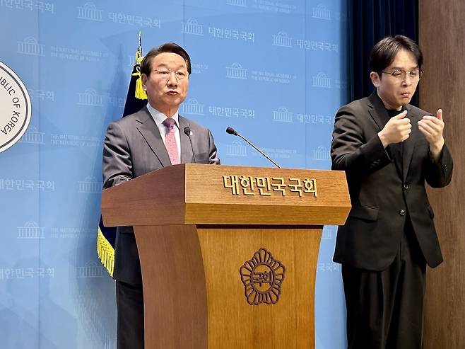 ▲ 유정복 인천시장이 3일 오후 국회 소통관에서 기자회견을 열고 국민의힘 지도부에 당내 결속과 혁신을 요구하고 있다.