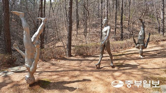 문수산 자락의 김포국제조각공원에 자리한 김영원 작가의 '길'. 유승혜 여행작가