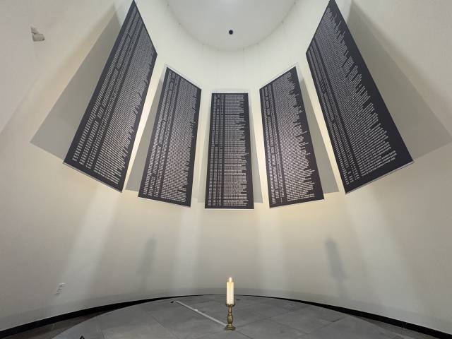 제주 너븐숭이 4·3기념 박물관 벽면에 북촌리 희생자 명단이 걸려 있다. 사진=김세영 기자