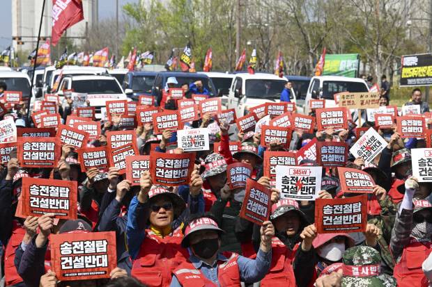 2일 오전 나주시 빛가람혁신도시 한국전력공사 본사 앞에서 ‘송전선로 반대 광주전남대책위원회’ 등 전국 시민단체 회원들이 용인 반도체 국가산단 등을 위한 초고압 송전탑 건설 전면 재검토를 촉구하며 ‘송전철탑 건설 반대’ 문구가 적힌 피켓을 들고 구호를 외치고 있다.   /김진수 기자 jeans@kwangju.co.kr