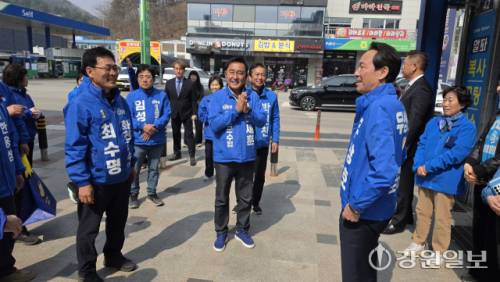 ◇우상호 더불어민주당 강원특별자치도지사 예비후보가 3일 화천읍 재래시장과 전통시장(5일장) 현장을 방문해 상인들과 주민들의 목소리를 청취했다. 이번 방문에는 같은 당의 김세훈·최수명 화천군수 예비후보를 비롯한 광역의원 기초의원 예비후보와 유정배 춘천철원화천양구을 지역위원장 등이 동행했다. 화천=이무헌기자