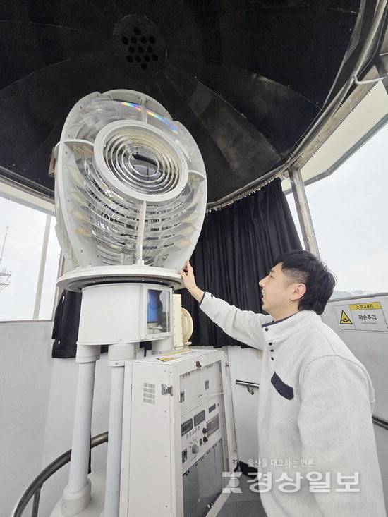 ▲ 정성훈 울산해수청 주무관이 간절곶등대 등명기에 대해 설명하는 모습.