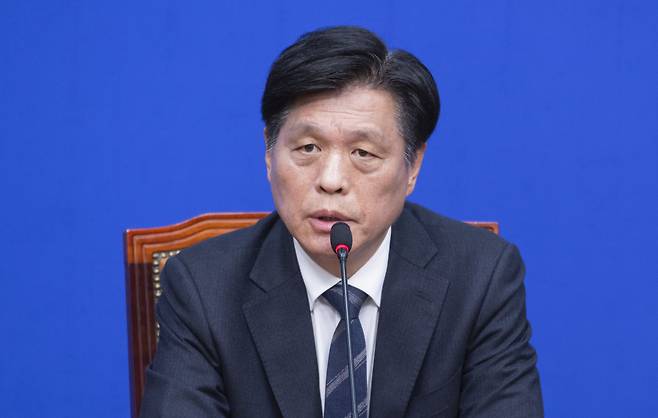 김관영 전북도지사가 민주당의 징계 조치에 반발해 가처분신청을 내자 조승래 사무총장은 3일 여의도 당사에서 취재진에게 “반성과 성찰의 기회를 갖는 게 적절하다“며 “최고위의 신속한 제명 결정은 당헌·당규에 따른 적절한 조치였다“고 말했다. /연합뉴스