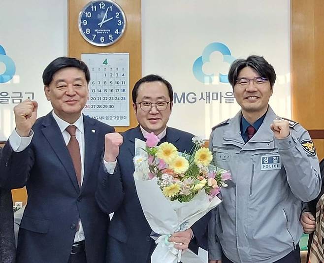 윤영준 울릉경찰서장(오른쪽)이 지난 2일 울릉 저동새마을금고를 방문해 1억 원 규모의 전화금융사기 피해를 예방한 이대정 차장(가운데)에게 감사장을 수여한 뒤, 김명규 새마을금고 이사장(왼쪽)과 함께 기념 촬영을 하고 있다. /울릉경찰서 제공