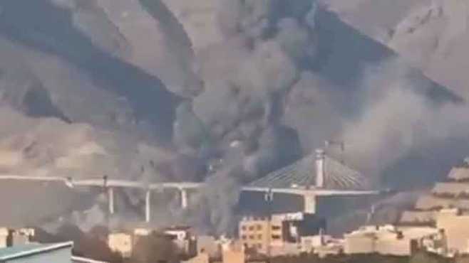 트럼프 대통령이 올린 교량 폭파 영상 캡처.트루스소셜 캡처