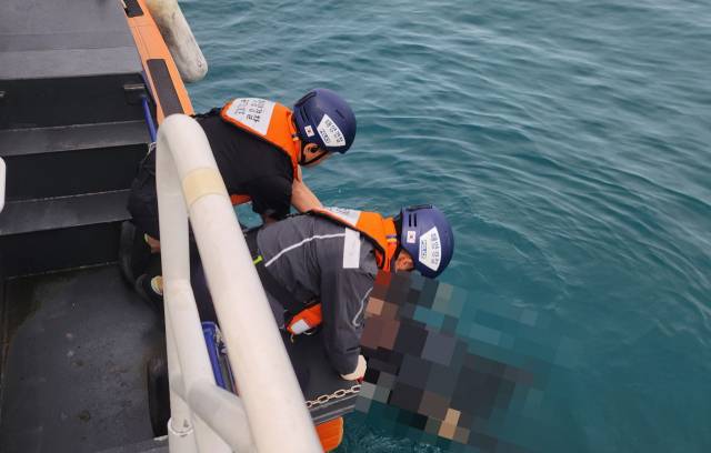 경남 통영시 앞바다에서 실종된 부산 선적 예인선 선원이 숨진 채 발견됐다. 통영해양경찰서 제공