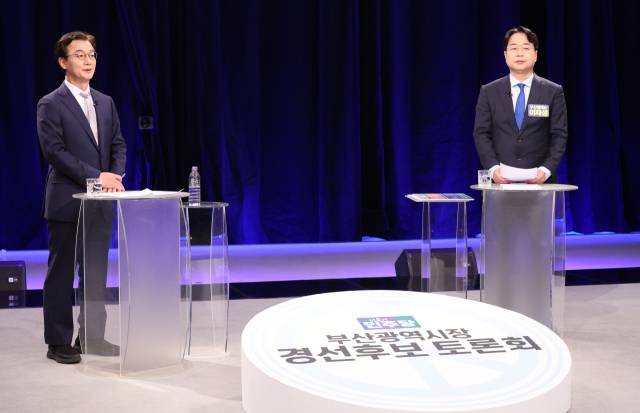 3일 오후 부산 해운대구 KNN 스튜디오에서 열린 더불어민주당 부산시장 선거 후보자 경선 TV 토론회에서 전재수·이재성 후보가 토론을 준비하고 있다. 연합뉴스