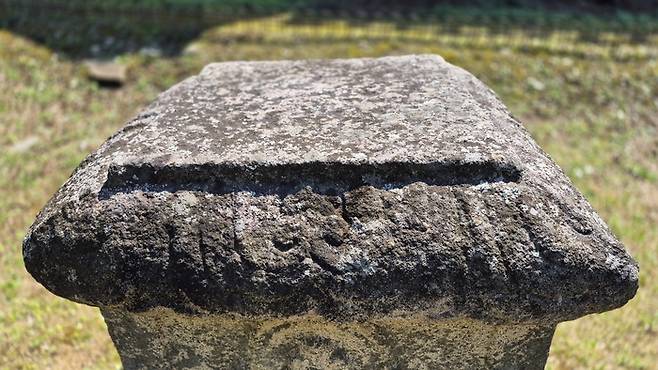 경주 동천동 사방불탑신석 윗면과 지붕돌 부분. 통일신라 탑 몸돌과 한 돌로 이어진 지붕돌에 연꽃무늬 흔적이 남아 있다. 장성재기자 blowpaper@yeongnam.com