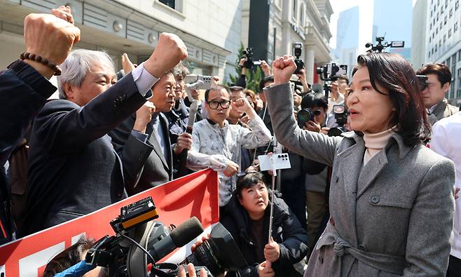 국민의힘 공천관리위원회 결정에 따라 대구시장 경선에서 컷오프된 이진숙 전 방송통신위원장이 지난달 24일 서울 영등포구 여의도 국민의힘 중앙당사에서 경선 결과에 대한 입장을 밝힌 뒤 당사 앞 지지자들과 인사하고 있다. 연합뉴스