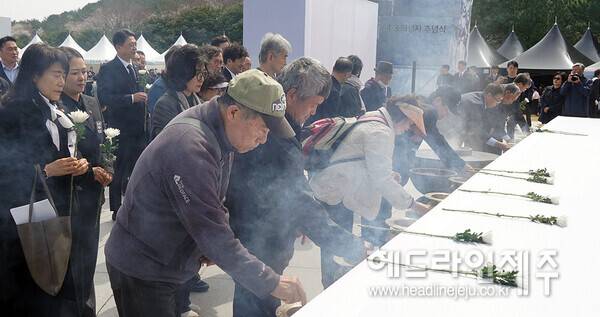 제78주년 제주4.3희생자추념식 참석자들이 헌화와 분향을 하고 있다. ⓒ헤드라인제주