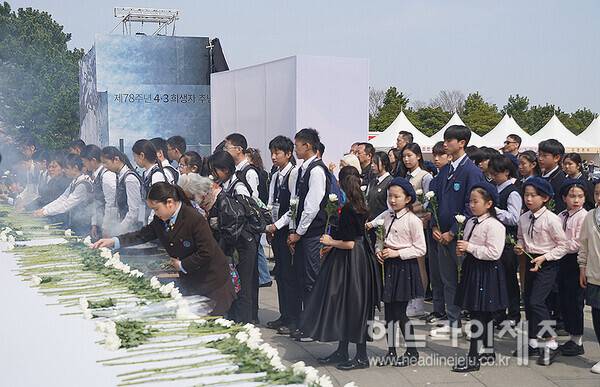 제78주년 제주4.3희생자추념식 참석자들이 헌화와 분향을 하고 있다. ⓒ헤드라인제주