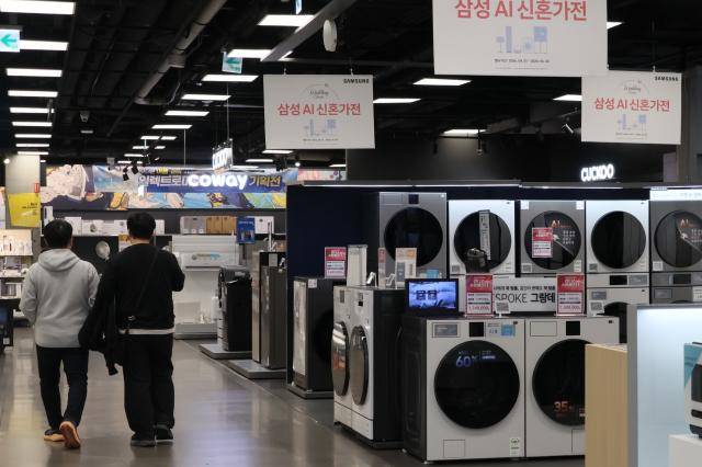 미국 도널드 트럼프 행정부가 2일(현지시간) 철강·알루미늄·구리 함량이 높은 파생제품에 대해 제품 가격 기준 25%의 관세를 일률적으로 부과하겠다고 밝혔다. 이에 따라 세탁기와 냉장고 등 가전제품을 수출하는 한국 기업들이 영향을 받을 것으로 관측된다. 사진은 3일 서울 시내 대형마트 가전제품 판매대 모습. [사진=연합뉴스]