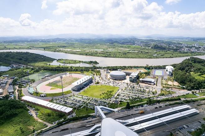 국내에서 유일하게 KTX·SRT 나주역과 연결돼 최고의 교통 인프라를 보유한 나주종합스포츠파크. 영산강변에 위치해 빼어난 풍광을 자랑한다. (제공=나주시)