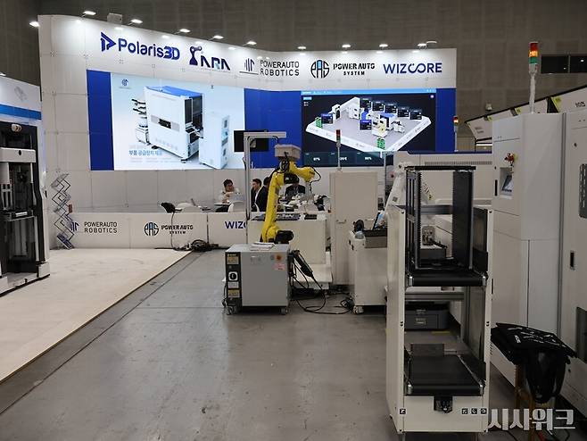 지난 1일 방문한 표면실장기술(SMT) 및 전자 제조 산업 전시회 'SSPA 2026'의 현장. 사진은 '다섯 가지 기술, 하나의 공장 – AI 자율 제조(Five Technologies, One Factory – AI Autonomous Manufacturing)' 컨셉으로 5개 중소기업이 힘을 합친 자동화공정 시스템 전시부스의 모습. / 박설민 기자