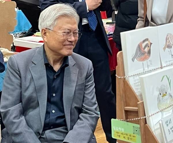 DMZ세계문학페스타 책방기지로 나선 문재인 전 대통령 [사진= 김호이 기자]