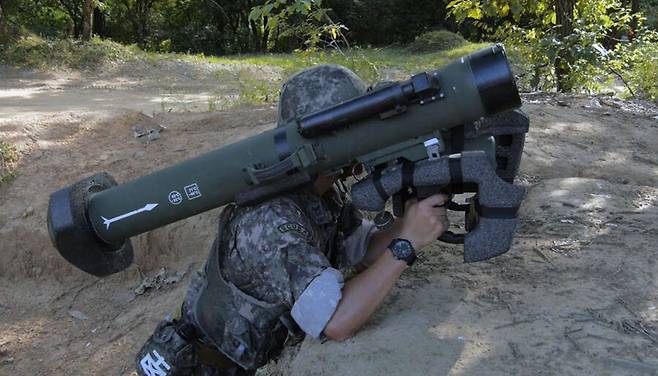 보병용 중거리 대전차 미사일 현궁 발사 준비 모습. (사진=LIG D&A)